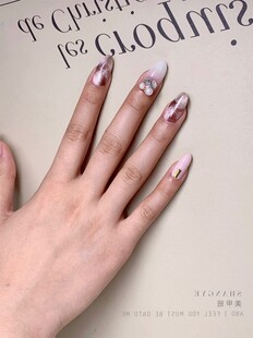 精致美甲手部特写展示