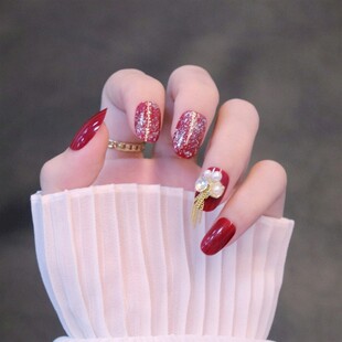 精致美甲搭配金饰超吸睛