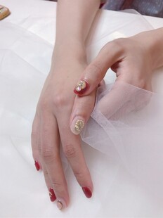 精致美甲手部特写展示