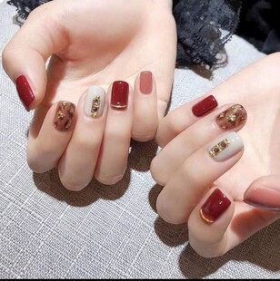 精致美甲展现指尖魅力