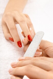 美甲师为顾客精心修指甲