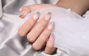 精致美甲手部特写