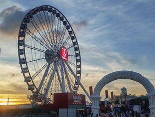 夕阳下的摩天轮与拱门