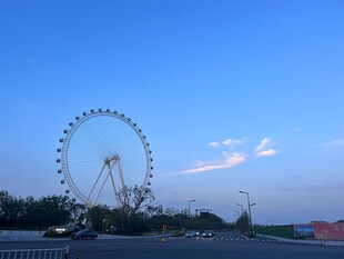 蓝天映衬下的巨型摩天轮