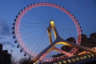 夜幕下璀璨的摩天轮