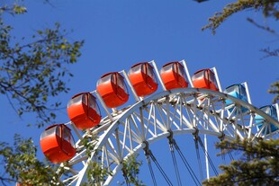 蓝天中的红色摩天轮