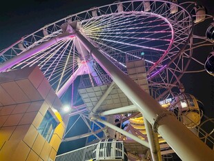 夜晚绚丽的摩天轮景观