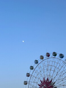 蓝天映衬下的浪漫摩天轮