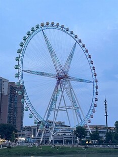 城市中的巨型摩天轮