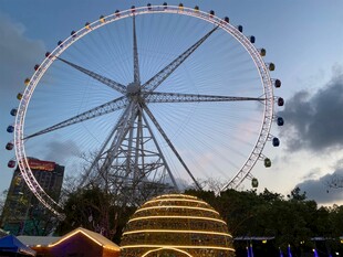 摩天轮下的梦幻游乐场景