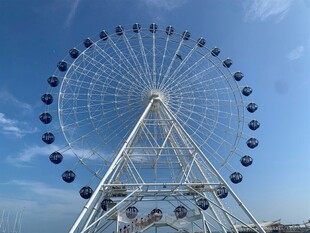 蓝天映衬下的巨型摩天轮