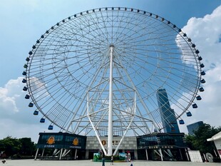 城市中的巨型摩天轮