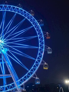 夜空中璀璨的摩天轮