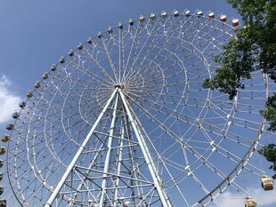 蓝天映衬下的巨型摩天轮