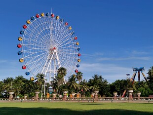 蓝天之下的彩色摩天轮