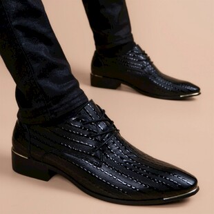 男士黑色编织皮鞋特写