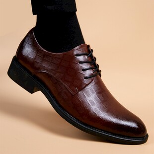 男士棕色系带皮鞋特写