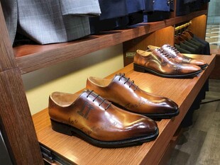 精致皮鞋陈列展示