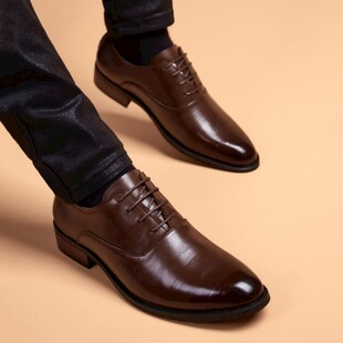 男士棕色系带皮鞋特写