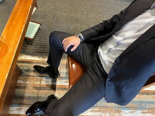 商务男士坐姿优雅瞬间