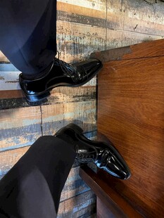 皮鞋展示于复古背景上