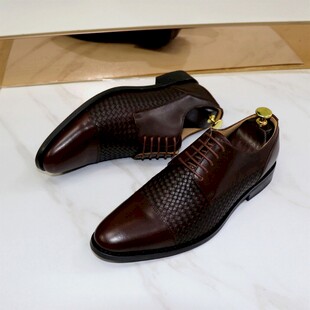 棕色时尚皮鞋展示