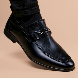 男士黑色搭扣皮鞋特写