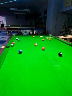 台球桌上多彩球的精彩瞬间