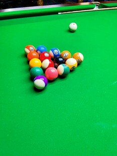 台球桌上多彩的球阵