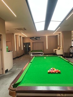 室内台球桌球具摆放整齐