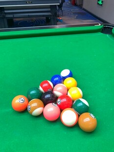 台球桌上多彩台球球堆