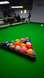 台球桌上色彩缤纷的台球