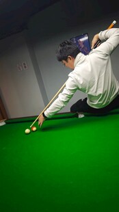 男子专注打台球瞬间