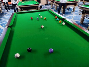 室内台球桌多彩台球摆放