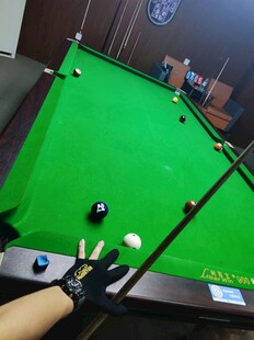手握球杆专注台球瞬间