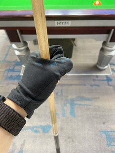 戴手套手持木杆的手部特写