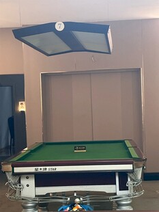 室内积水的台球场景象