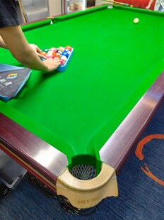 桌边手放台球中袋旁