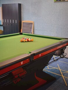 室内台球桌及摆放的球
