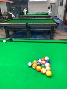 台球桌及多彩台球场景