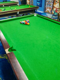 台球桌上多彩球的精彩瞬间