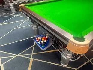 台球桌与彩色台球场景