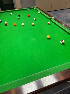 台球桌上多彩球分布