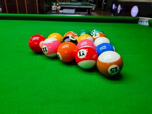 多彩台球排列在绿色台布上