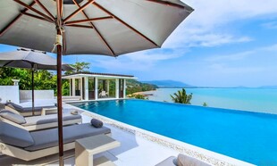 海滨泳池度假风光