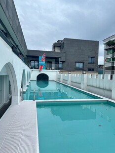 现代建筑旁的清澈泳池