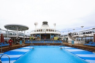 游轮上的蓝色泳池景观