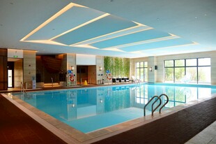 室内豪华泳池休闲空间