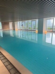 室内明亮清澈的宽敞游泳池