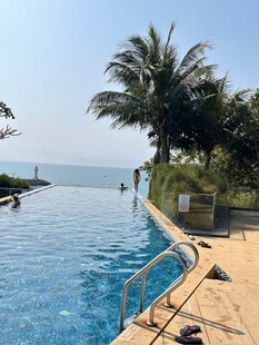 海滨泳池旁的惬意风光